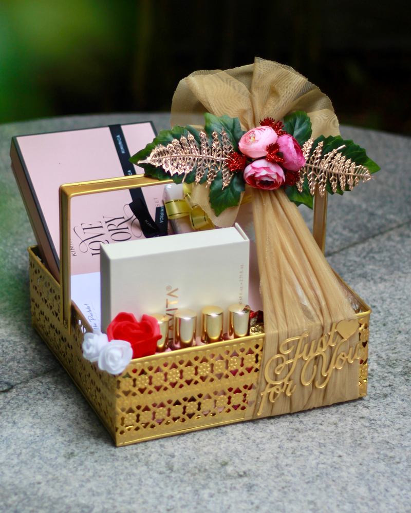 Gold lattice gift hamper with rose-gold tulle, roses and beauty gifts